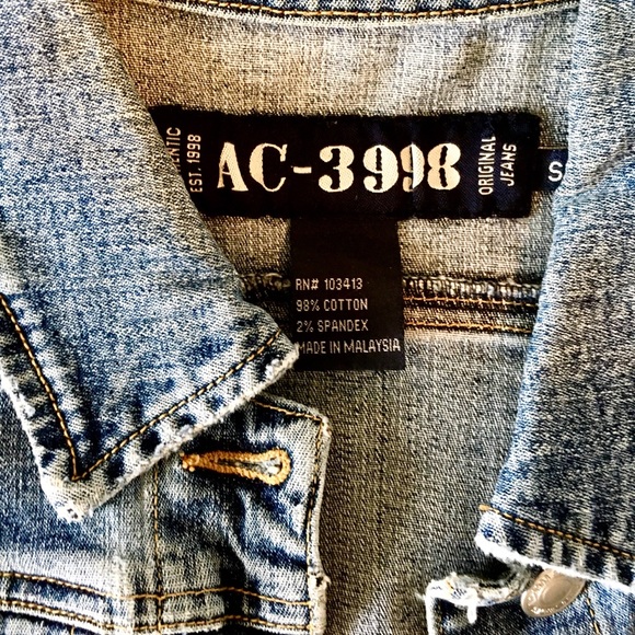 *SOLD* Vintage Jean Jacket - Picture 6 of 10